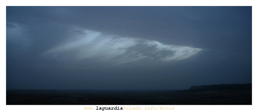 Sábado 25 de agosto de 2007 a las 20h.  Hace viento y amenaza lluvia,