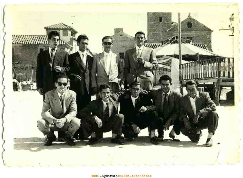 Grupo de amigos en la plaza ?