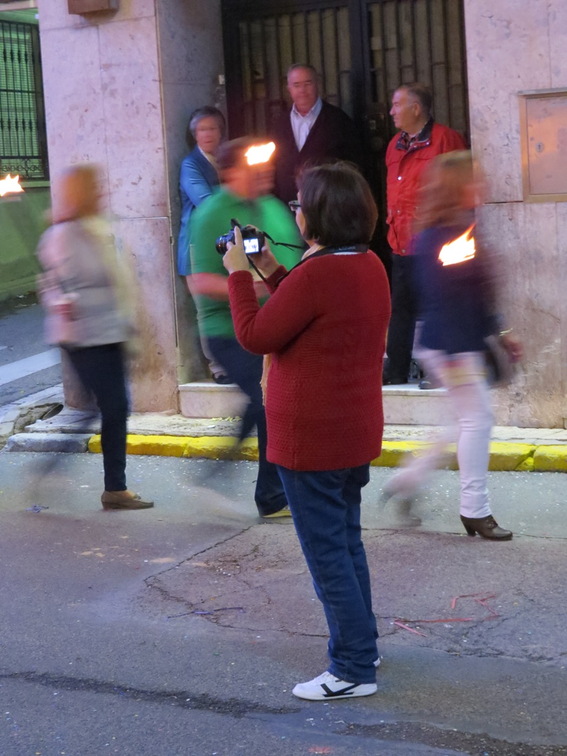 Nuestra reportera y presidenta Manoli grabando con la nueva cámara que hemos estrenado estas fiestas