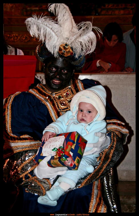 5 de enero de 2008. Los Reyes III - El Rey negro Baltasar con los mas pequeños.