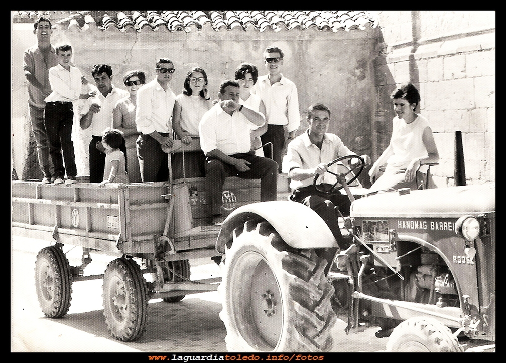 Cuadrilla de familiares y amigos.