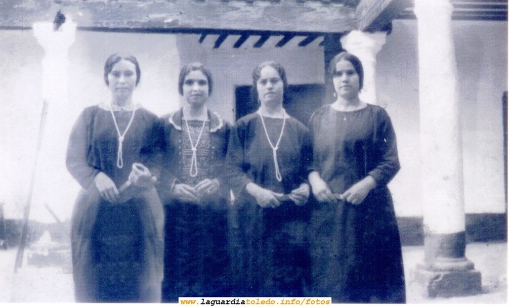 4 mujeres en un patio guardiolo. Años 50