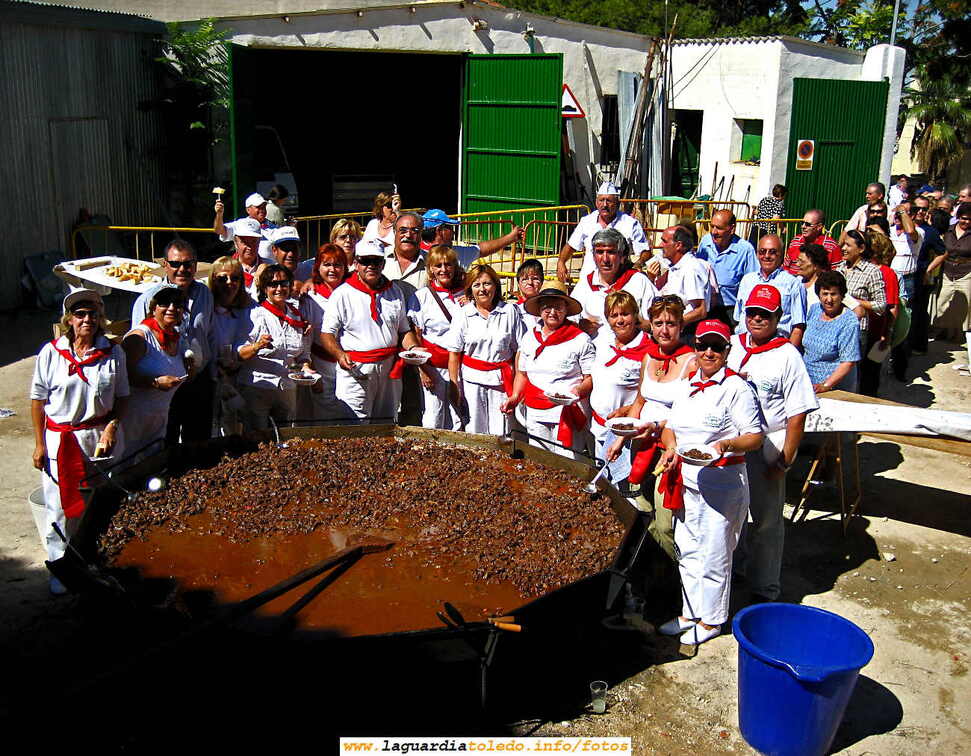 Peña Los Timbales,  con las manos en la masa, repartiendo la 'Vaquilla' (comida popular y gratuita para mas de 1000 personas).