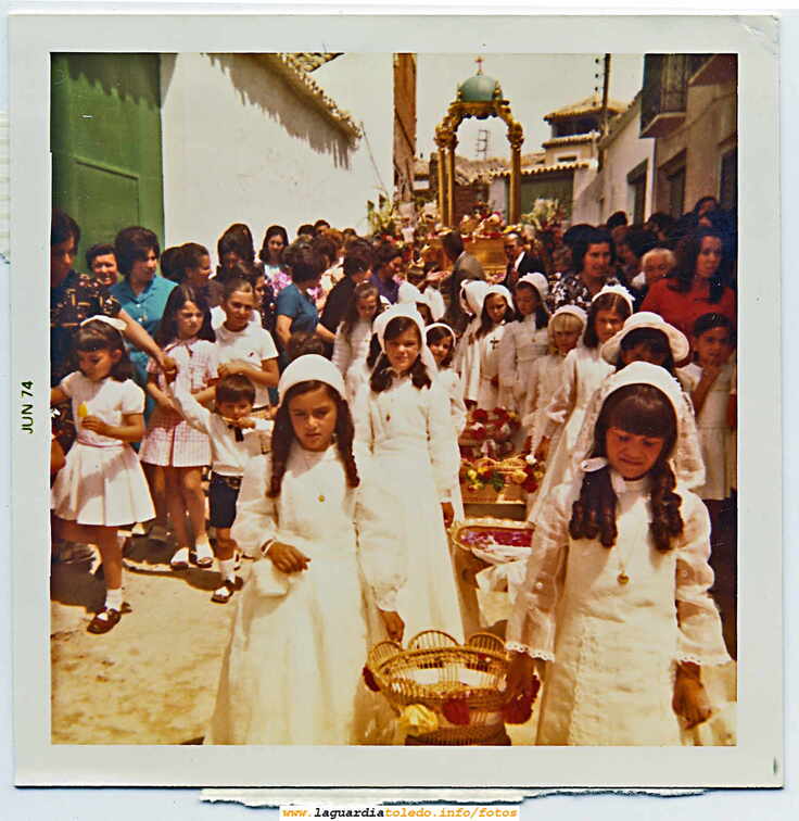Procesión del Corpus junio del 74 pasando por la calle de la Luna.