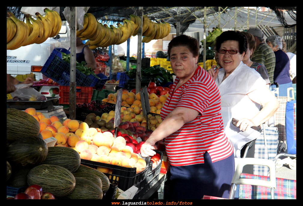 El mercado de los martes - 28 de junio 2011 - Comprando