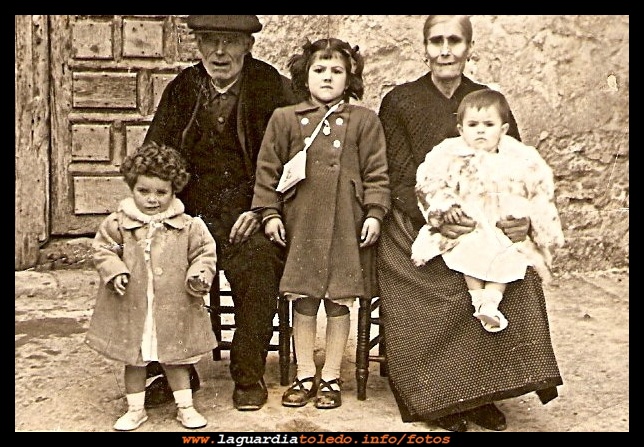 Balbino Cabiedas y Emérita Hernández  con sus nietas Margarita, Angelita y Mari. Año 1951