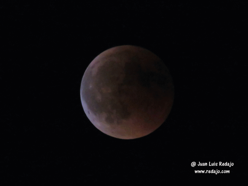 Timelapse de 60 fotos del eclipse de luna llena del viernes pasado desde su fase de eclipse total a las 23:00  hasta la vuelta a la luna llena totalmente iluminada a las 00:20