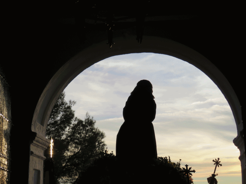 El Santo Niño a contraluz bajando por la cuesta de la Ermita. 2-9-2017