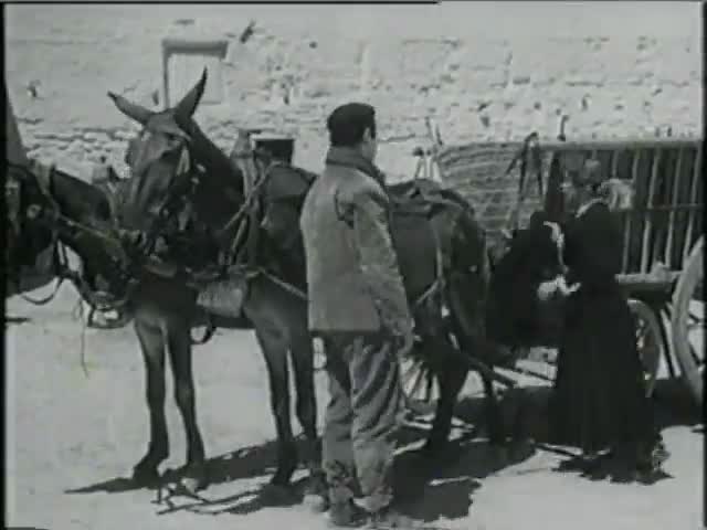 Secuencia de la película "Condenados" (1953) dirigida por Manuel Mur Oti e interpretada por Aurora Bautista y José Suárez en donde aparece el Cerro de la Atalaya