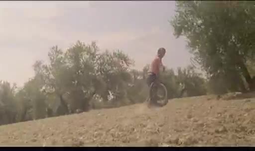 Secuencia de la película "El Puente" (1976) dirigida por Juan Antonio Bardem e interpretada por Alfredo Landa en donde aparece nuestro pueblo